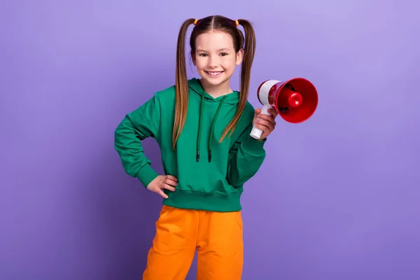 Φωτογραφία Από Χαριτωμένο Χαρούμενο Μικρό Κορίτσι Φορούν Πράσινο Φούτερ Αυξάνεται — Φωτογραφία Αρχείου