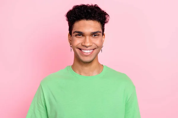 Foto Van Vrolijke Positieve Man Dragen Groene Shirt Glimlachen Witte — Stockfoto