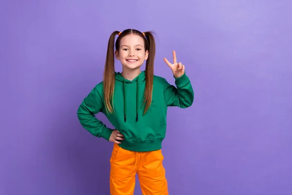 Πορτρέτο Του Αστείο Χαριτωμένο Κοριτσάκι Δείχνει Σύμβολο Σημάδι Χαιρετήσει Τους — Φωτογραφία Αρχείου