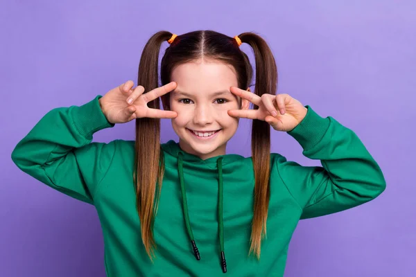 Πορτρέτο Του Αστείο Αξιολάτρευτο Μικρό Κορίτσι Δείχνει Σημάδι Σύμβολα Φλερτ — Φωτογραφία Αρχείου