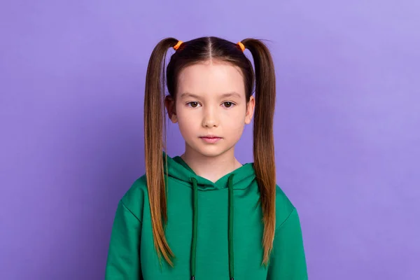 Φωτογραφία Πορτρέτο Του Αστείο Μικρό Κορίτσι Φορώντας Πράσινο Hoody Αναζητούν — Φωτογραφία Αρχείου