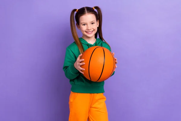 Neşeli Pozitif Küçük Bir Kızın Yeşil Kazak Giyip Basketbol Oynarken — Stok fotoğraf