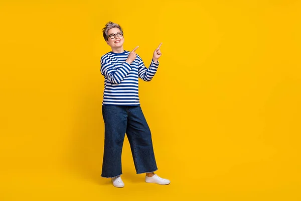 Plná Délka Fotografie Veselý Důchodce Nosit Trendy Džíny Oblečení Dvě — Stock fotografie