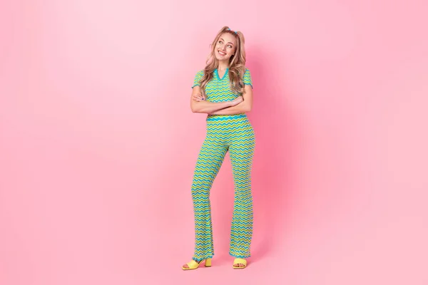 迷人的年轻女子交叉手臂的全长照片看上去空荡荡的 穿着时髦的绿色印花衣服 背景是粉色的 — 图库照片