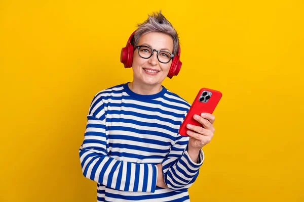 Photo Chill Music Lover Pensioner Woman Enjoy Soundtrack Use Smartphone — Stock Photo, Image