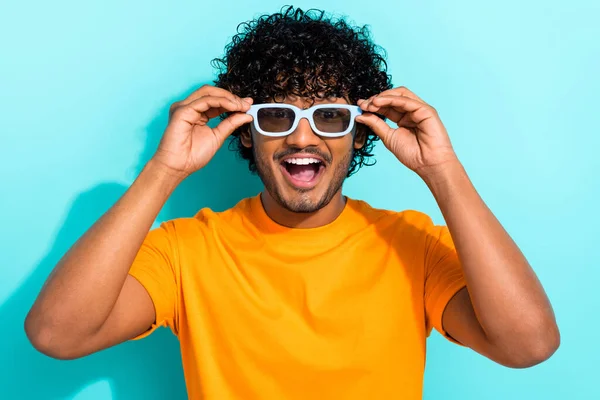 Foto Surpreendido Bonito Homem Boca Aberta Mãos Óculos Toque Reação — Fotografia de Stock