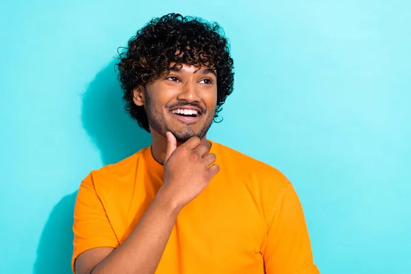 Yakışıklı Genç Adamın Portresi Turuncu Shirt Çene Kıllarına Dokun Modellik — Stok fotoğraf