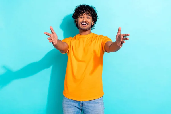 Foto Tranquilo Joven Atractivo Latino Usar Naranja Camiseta Manos Abrazos — Foto de Stock