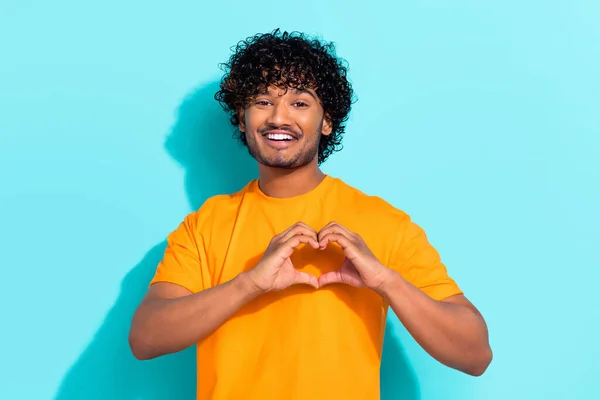 Retrato Novio Joven Guapo Persona Naranja Camiseta Mostrando Corazón Forma —  Fotos de Stock