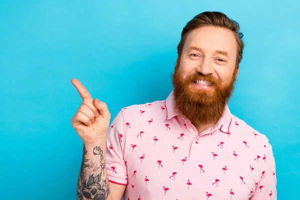 Портрет Позитивного Человека Крутой Татуировкой Носить Футболку Фламинго Указывая Пустое — стоковое фото