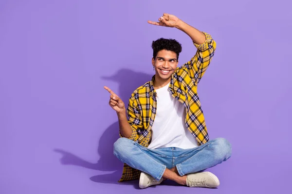 Celotělový Portrét Funky Pozitivní Muž Sedět Podlaze Vzhled Ukazují Prsty — Stock fotografie