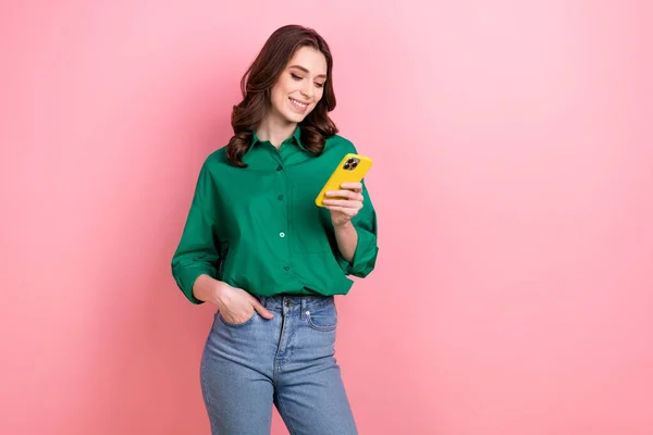 Fotografie Roztomilé Veselá Žena Oblečená Zelená Košile Textové Instagram Twitter — Stock fotografie
