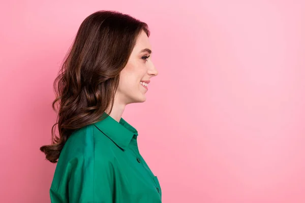 照片上 积极甜美的女人穿着绿色衬衫 面带微笑 空旷的空间 孤立的粉色背景 — 图库照片