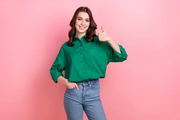 ポジティブな自信を持った女性の写真は 親指を示す緑のシャツを着て 孤立したピンク色の背景 — ストック写真