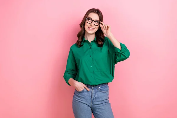 Foto Drömmande Vacker Kvinna Klädd Grön Skjorta Arm Glasögon Ser — Stockfoto