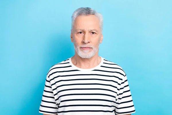Kendine Güvenen Ciddi Bir Adamın Fotoğrafı Çizgili Tişört Giyiyor Gülümsüyor — Stok fotoğraf