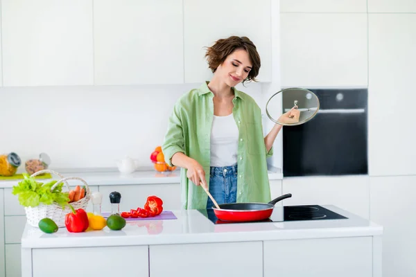 Photo Charming Positive Girl Enjoy Cooking Home Hands Hold Frying — Stock Photo, Image
