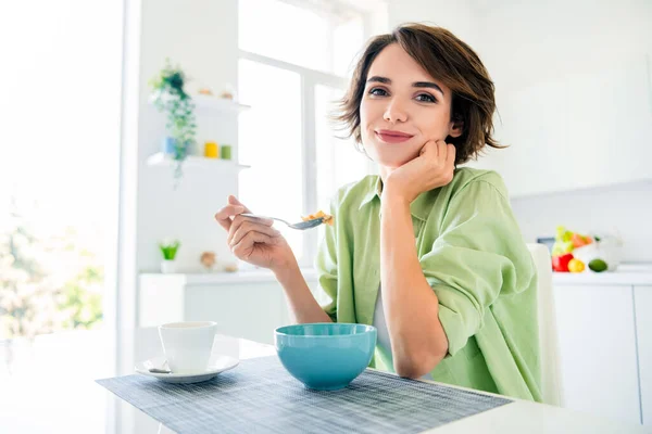 Photo Adorable Pretty Girl Wear Green Shirt Eating Healthy Super — Stock Photo, Image