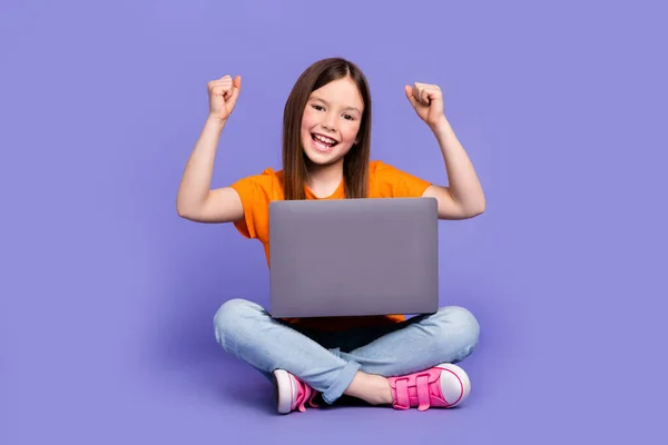 Pełna Długość Zdjęcie Overjoyed Ucznia Ubrany Pomarańczowy Shirt Siedzi Laptopem — Zdjęcie stockowe