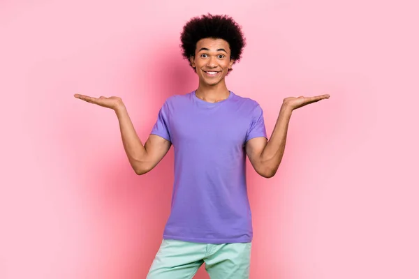 Foto Hombre Alegre Positivo Con Pelo Afro Vestido Palmas Camiseta —  Fotos de Stock