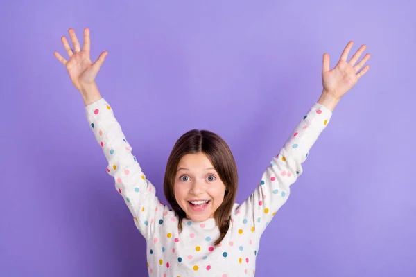 Портрет Радостной Веселой Веселой Девушки Поднять Руки Радоваться Имеют Хорошее — стоковое фото