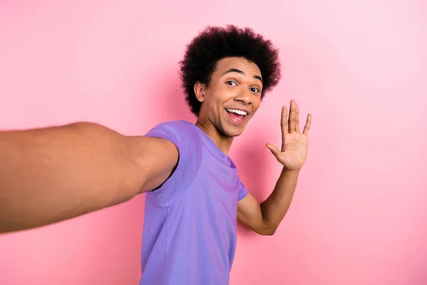Porträtt Cool Stilig Man Med Afro Hår Klädd Blå Shirt — Stockfoto