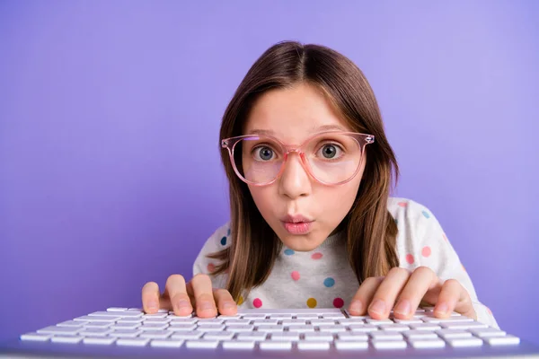 照片给人印象深刻的时髦小女孩穿着点缀套头衫聊天现代小玩意键盘孤立的紫色背景 — 图库照片