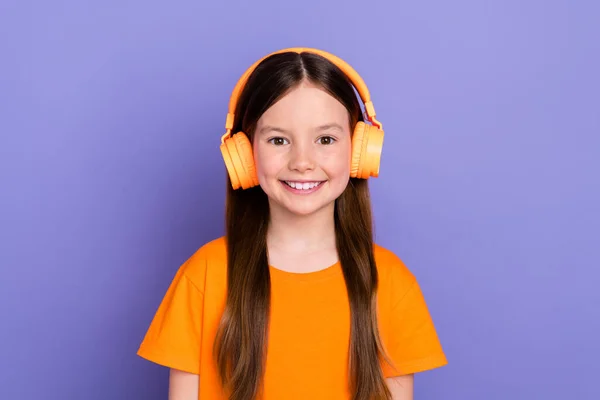 Retrato Linda Camiseta Joven Colegiala Naranja Escuchar Auriculares Inalámbricos Meloman — Foto de Stock