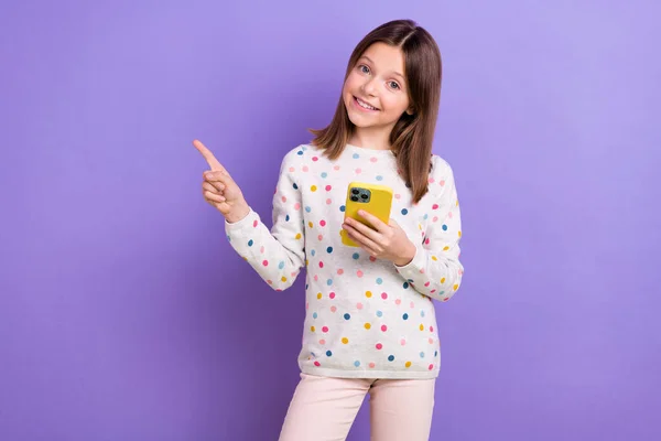 Çekici Neşeli Okul Çocuğunun Portresi Akıllı Telefonu Doğrudan Parmağında Tut — Stok fotoğraf