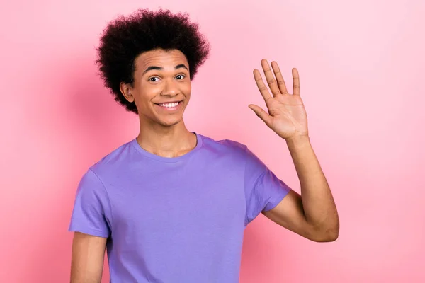 Zdjęcie Pozytywne Przyjazny Człowiek Nosić Fioletowe Ubrania Machając Dłonią Powiedzieć — Zdjęcie stockowe
