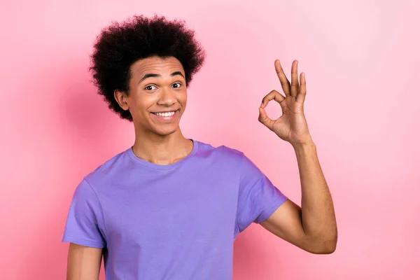 Фото Веселого Довольного Мужчины Носить Модные Фиолетовые Руки Одежды Показывая — стоковое фото