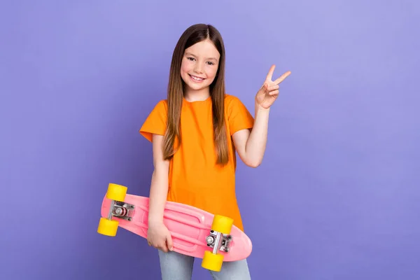 Photo Lovely Schoolkid Straight Hair Dressed Orange Shirt Showing Sign — Stock Photo, Image
