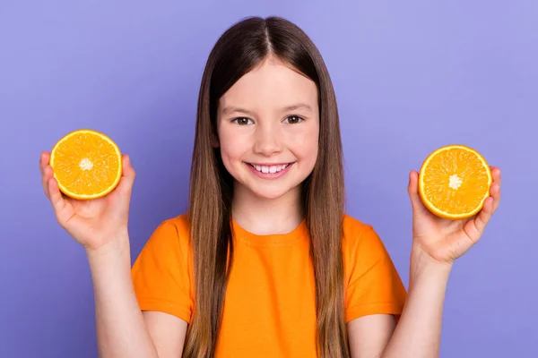 Fotografie Mladé Roztomilé Malé Školačky Oranžová Tričko Držet Dva Pomerančové — Stock fotografie