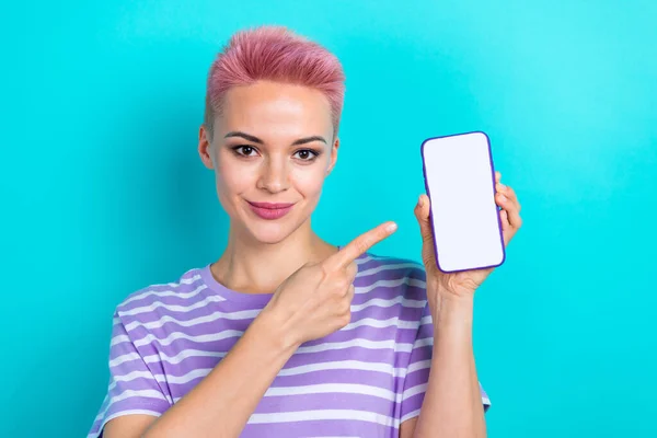 青色の背景に隔離された指のスマートフォンデバイスのタッチスクリーンストアを示す若いプロモーター市場の少女のクローズアップ写真 — ストック写真