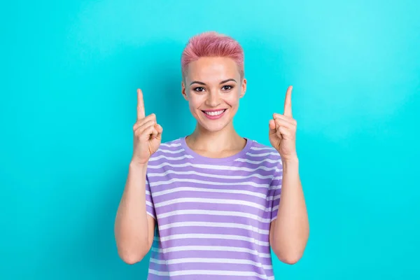 Foto Mujer Joven Usar Camiseta Rayas Indican Los Dedos Por —  Fotos de Stock