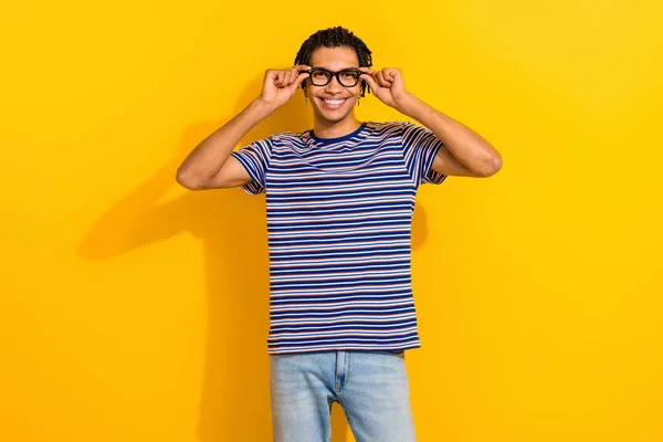 Retrato Persona Inteligente Positiva Dientes Sonrisa Brazos Toque Gafas Aisladas —  Fotos de Stock