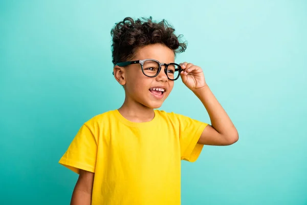 Fotografie Chytrého Školáka Hnědými Vlasy Oblečené Žluté Tričko Dotykové Brýle — Stock fotografie