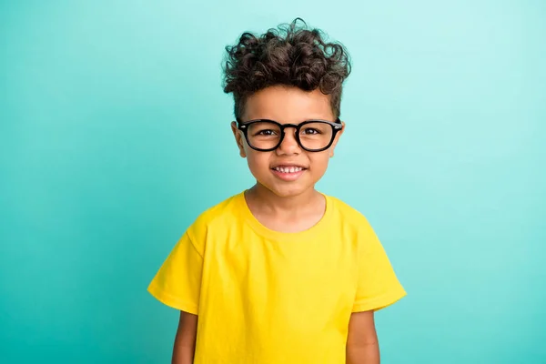 Foto Pilného Školáka Hnědými Vlasy Oblečené Žluté Tričko Brýlích Připravit — Stock fotografie