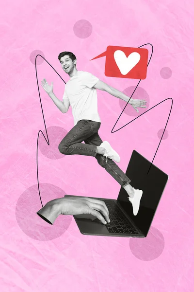 运行著名年轻人浏览笔记本电脑广告的创造性图片显示出与粉色背景隔离的心脏匹配 — 图库照片