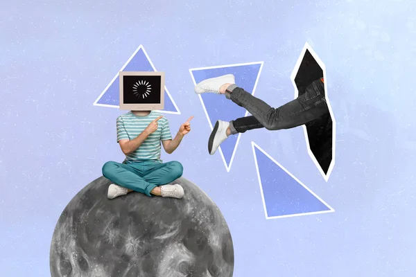 迷你男人坐在大大的满月负载屏幕上的艺术品拼贴图片 而不是用前指指腿在蓝色背景下隔绝的黑洞 — 图库照片
