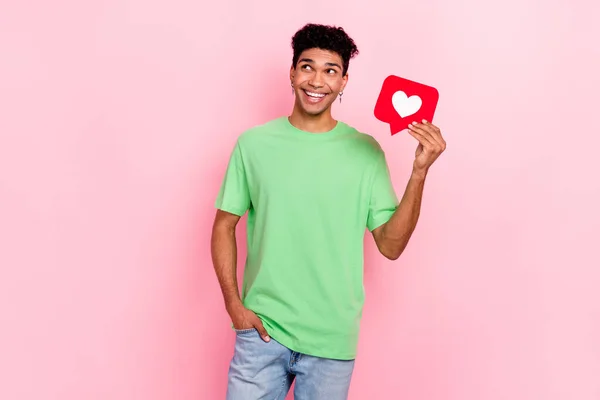 Zdjęcie Wesołego Marzycielski Mężczyzna Ubrany Zielony Shirt Patrząc Puste Miejsce — Zdjęcie stockowe