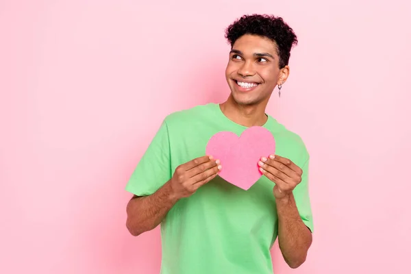 Foto Homem Pensativo Encantador Vestido Camiseta Verde Segurando Coração Papel — Fotografia de Stock