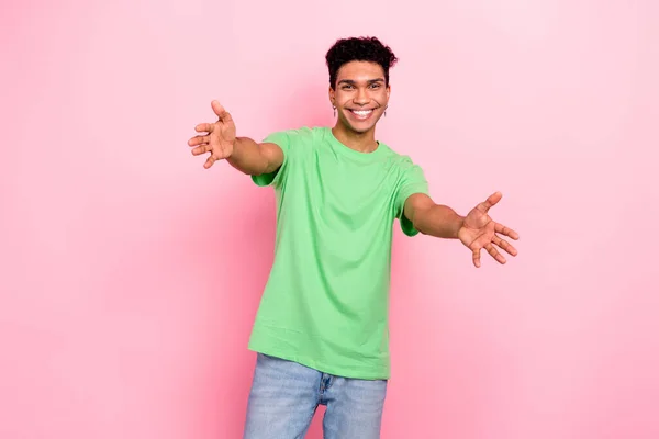 Foto Hombre Atractivo Alegre Vestido Camiseta Verde Brazos Abiertos Listo — Foto de Stock
