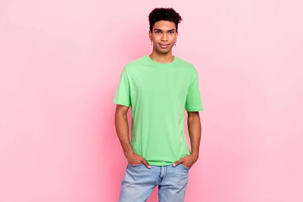 Bild Cool Självsäker Man Klädd Grön Shirt Armar Fickor Ler — Stockfoto