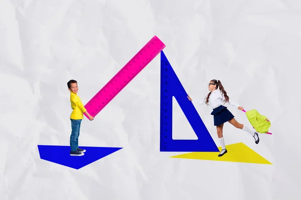 2つのミニファンキーな子供の友人のクリエイティブなコラージュは ホールドラックホワイトペーパーの背景に単離された巨大なルーラー三角形を再生 — ストック写真