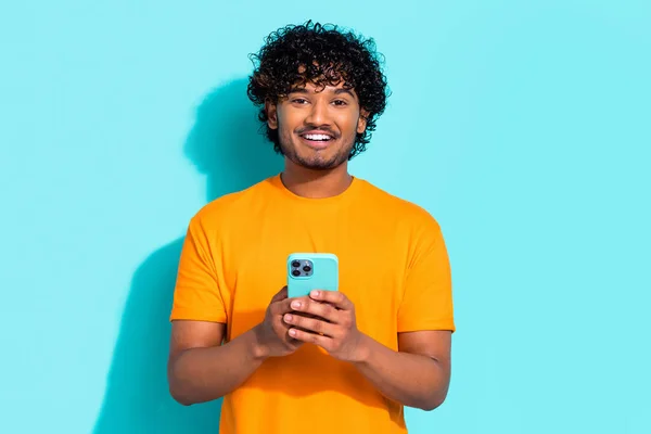 照片上的好男人面带微笑拿着智能手机聊天博客孤立在单调的色彩背景下 — 图库照片
