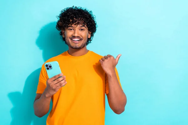 Portret Van Vrolijke Knappe Man Stralende Glimlach Hold Smart Phone — Stockfoto
