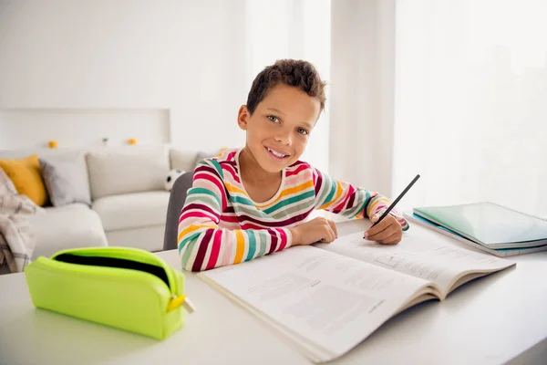 聪明的幼儿可爱的小男孩写铅笔作业的照片不喜欢在家里单独学习遥远的课程 — 图库照片