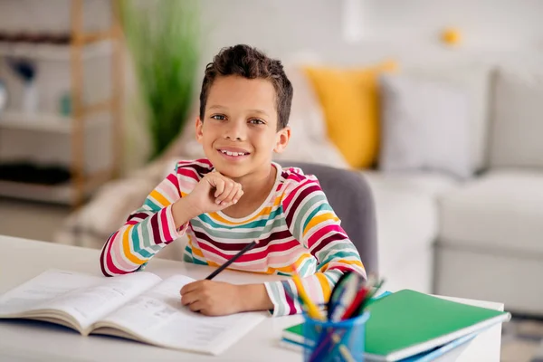 Zdjęcie Mądrego Dziecka Uczącego Się Nowoczesnej Klasie Wnętrz Szkoły Pisanie — Zdjęcie stockowe