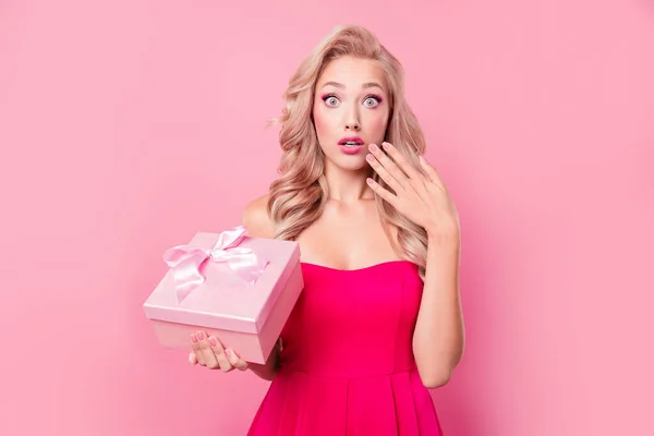 Foto Encantadora Mujer Impresionada Brazo Mantenga Giftbox Mirar Sin Palabras —  Fotos de Stock